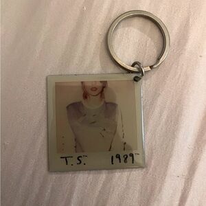authentic rare discontinued taylor swift 1989 polaroid era world tour keychain